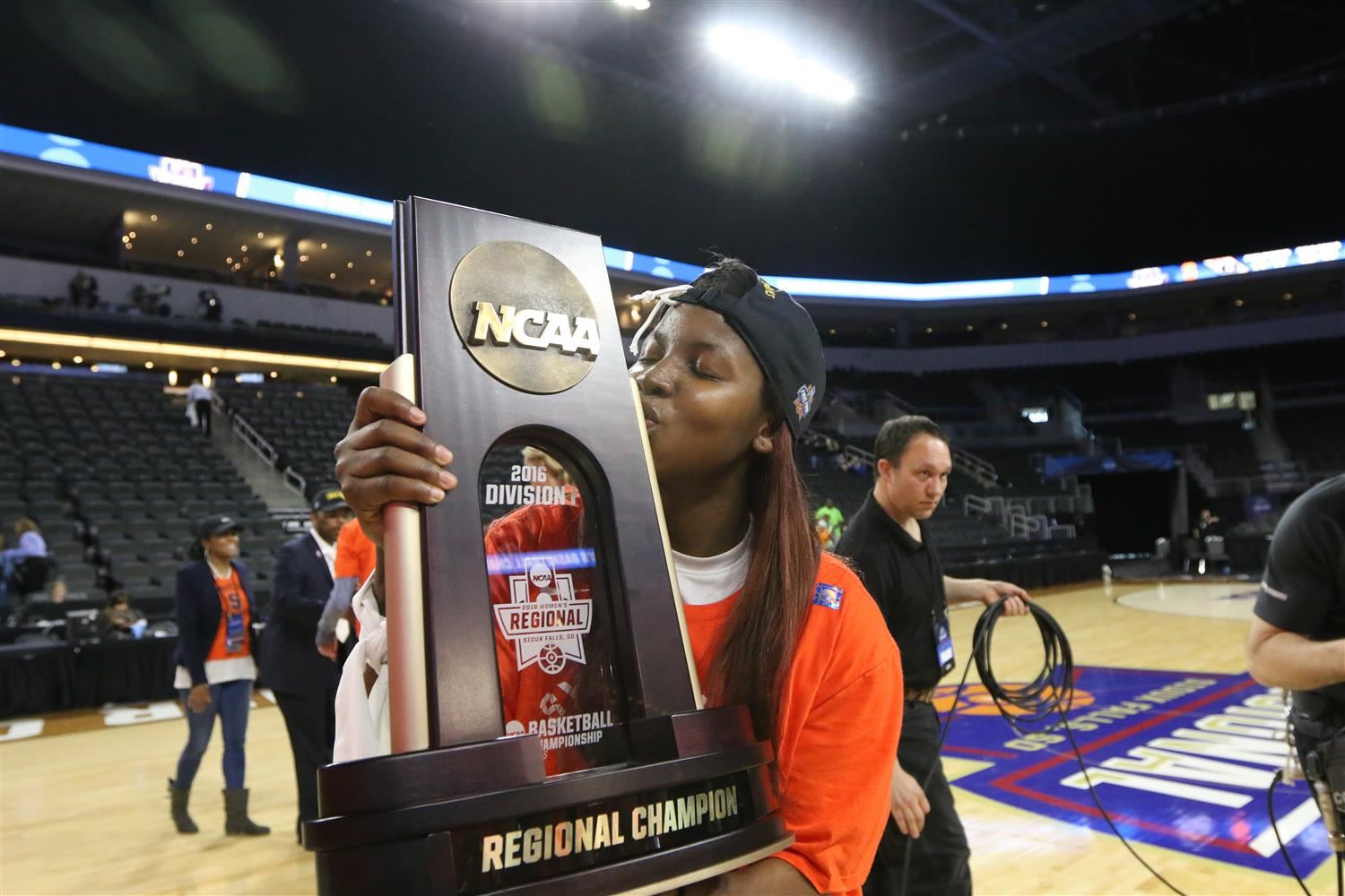 alexis peterson kissing NCAA trophy in syracuse jersey